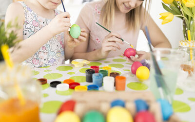 mother-daughter-painting-tradi